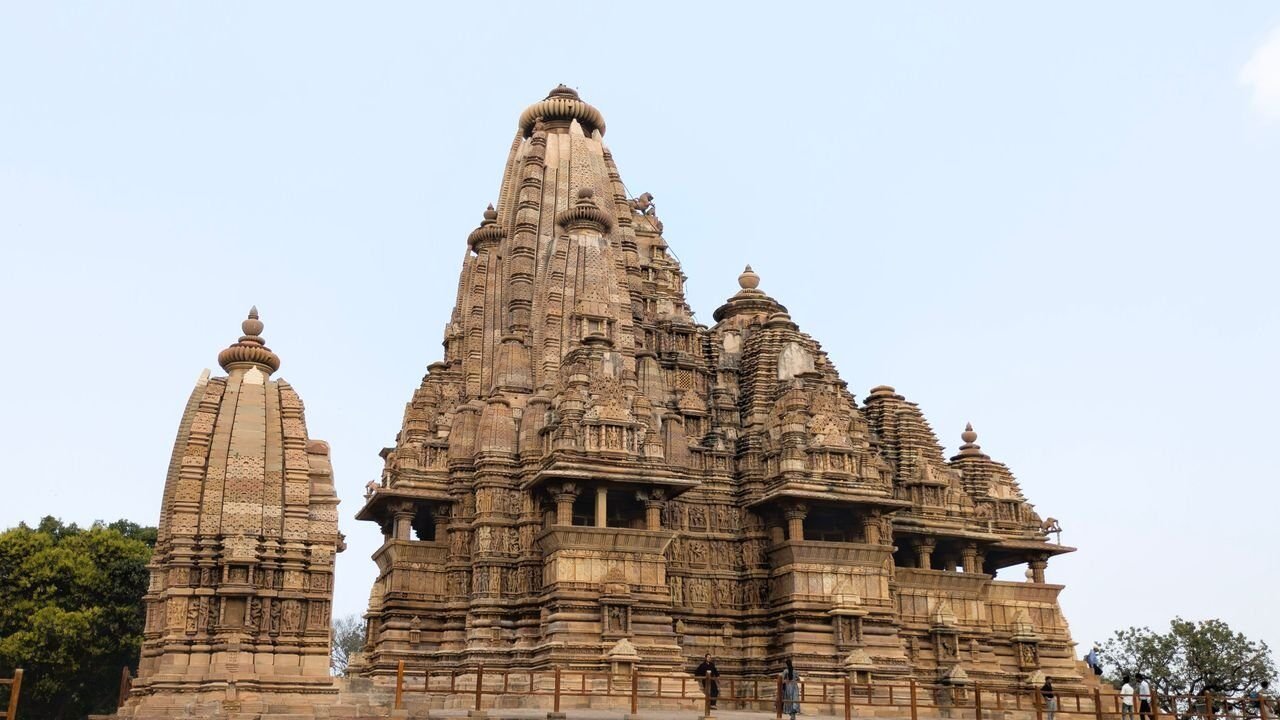 खजुराहो मंदिर: इतिहास, तीन समूह और यात्रा गाइड