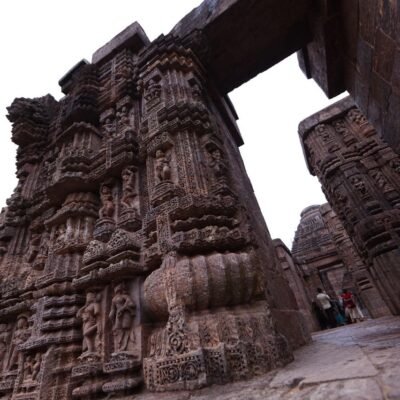 कोणार्क सूर्य मंदिर: इतिहास, 24 पहिए और यात्रा गाइड