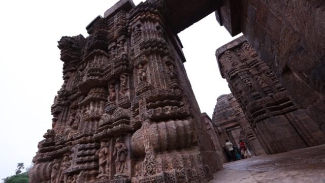 कोणार्क सूर्य मंदिर: इतिहास, 24 पहिए और यात्रा गाइड