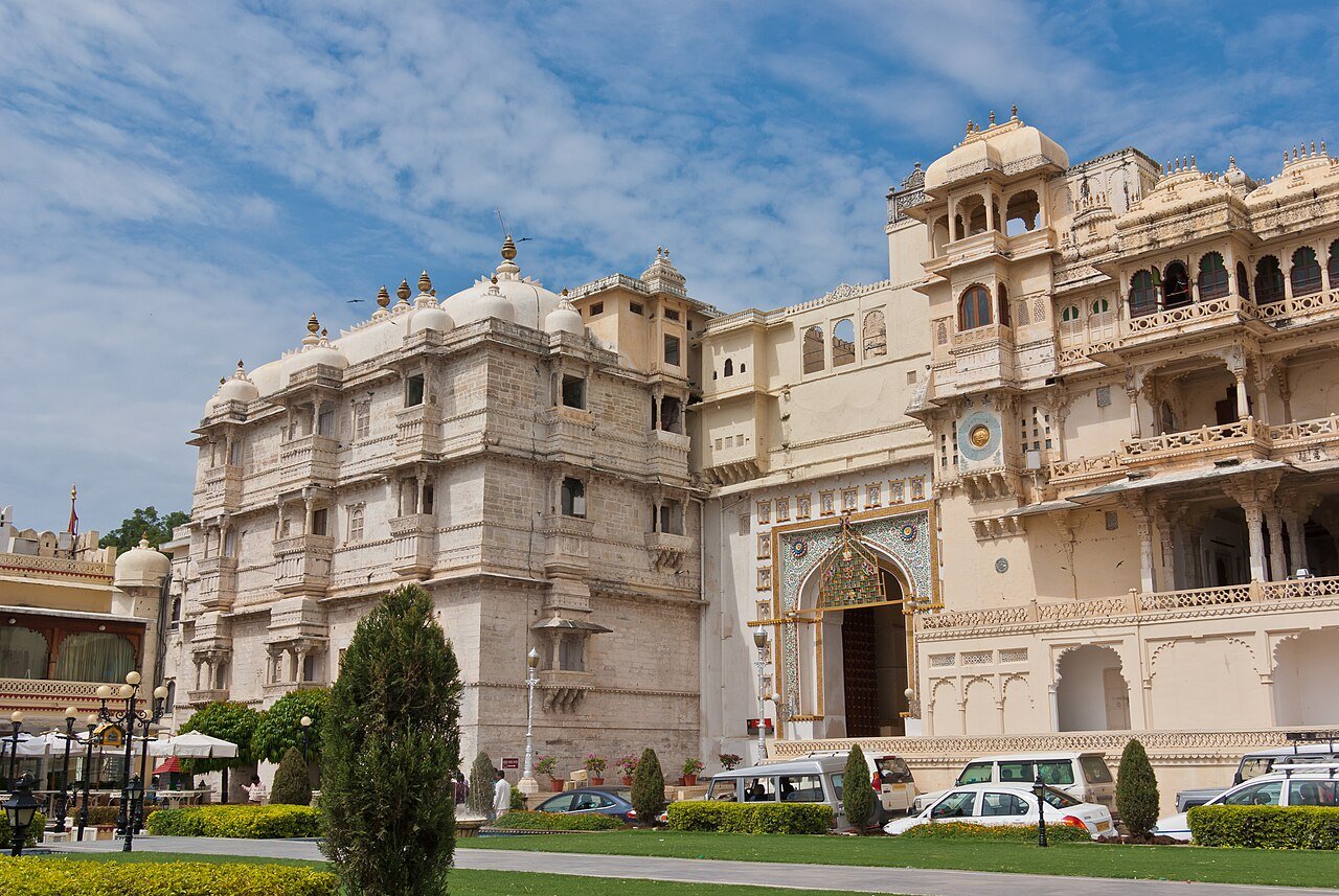 The long façade of the City Palace in Udaipur