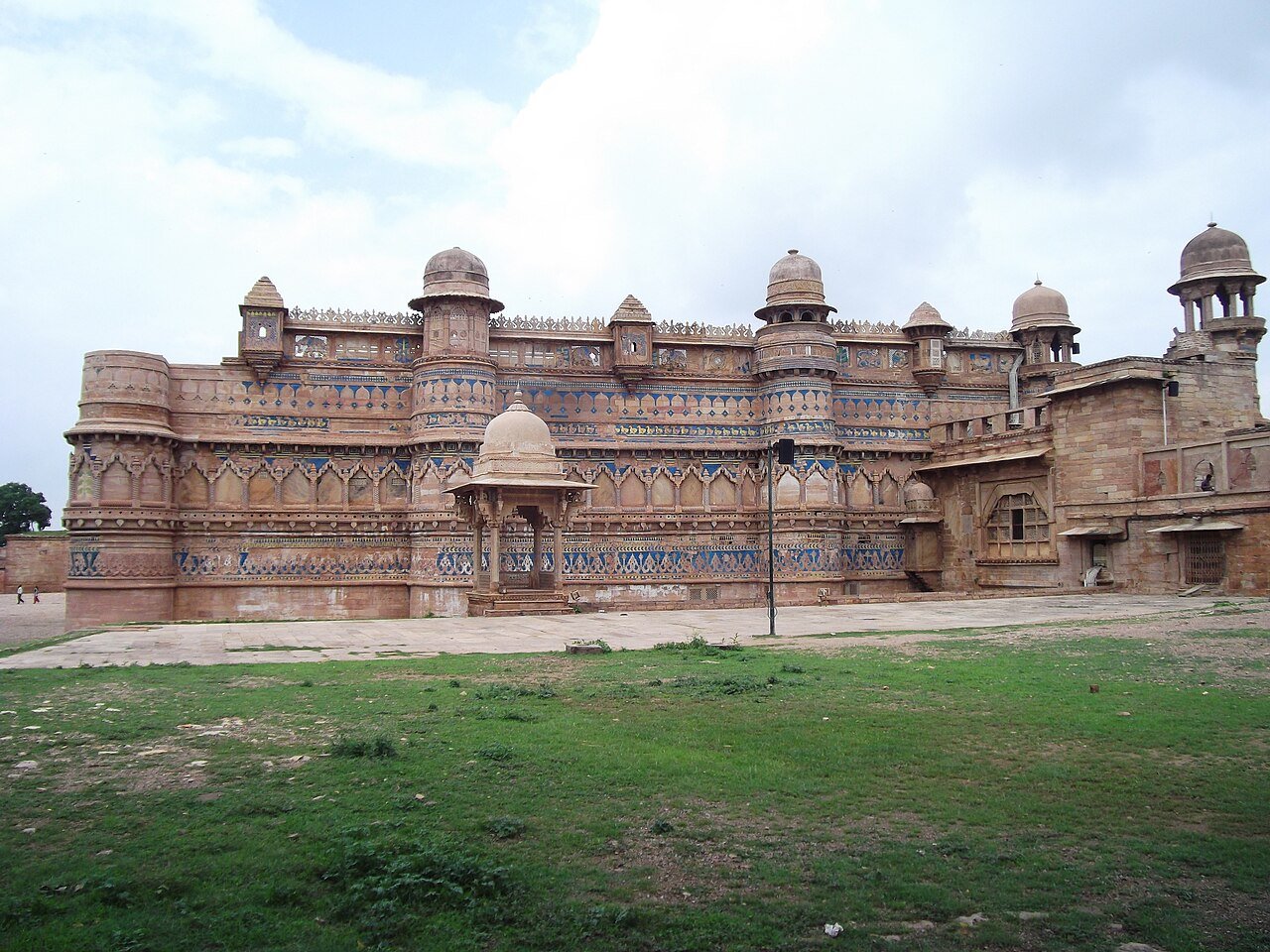 Side view of the palace buildings at Gwalior Fort