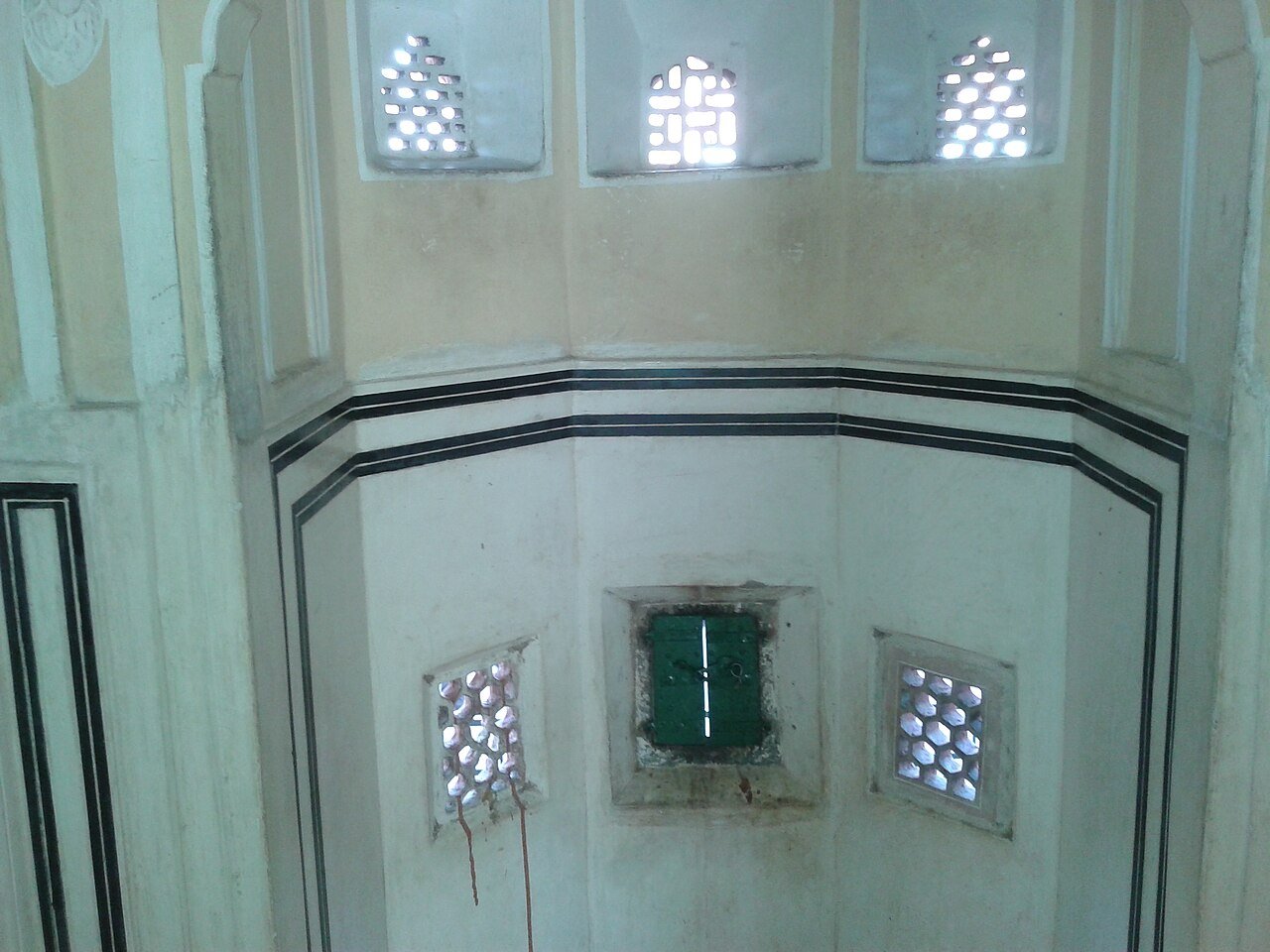 Latticed jharokha windows of the Hawa Mahal