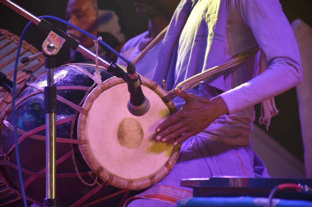 तबला बजाते हुए एक कलाकार; हिंदुस्तानी संगीत में ताल को थामे रखने वाला प्रमुख वाद्य